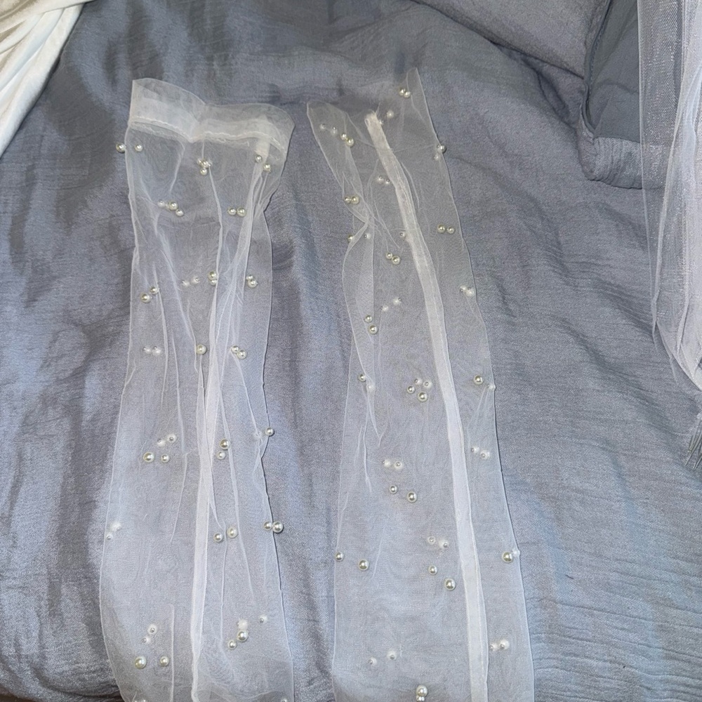 UNTAMED PETALS BY AMANDA JUDGE Pearl Embellished Sheer Sleeves